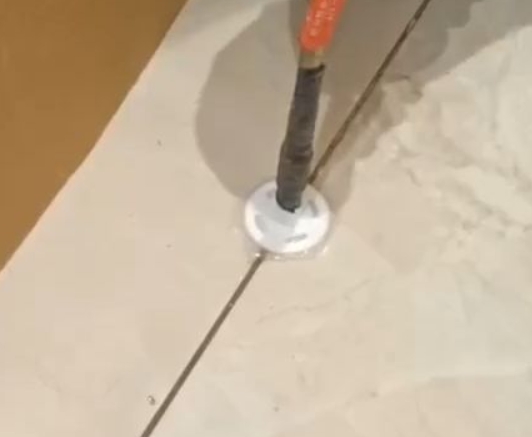 黑河瓷砖空鼓维修公司专业解答瓷砖在铺贴过程中，如果没有涂抹均匀到位的粘结材料（如水泥砂浆或瓷砖胶），可能会导致以下问题