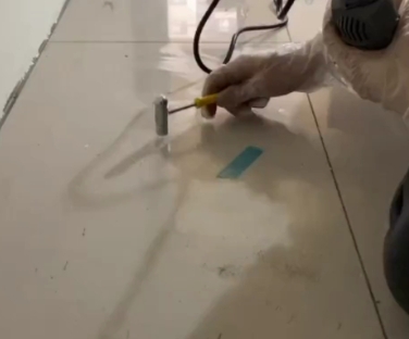 黑河瓷砖开裂维修公司专业分享瓷砖在铺贴前如果没有沥干水分，将会导致以下问题